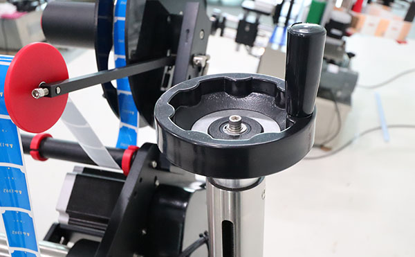 全自動(dòng)貼標(biāo)簽機(jī),貼標(biāo)簽機(jī),圓瓶貼標(biāo)機(jī)