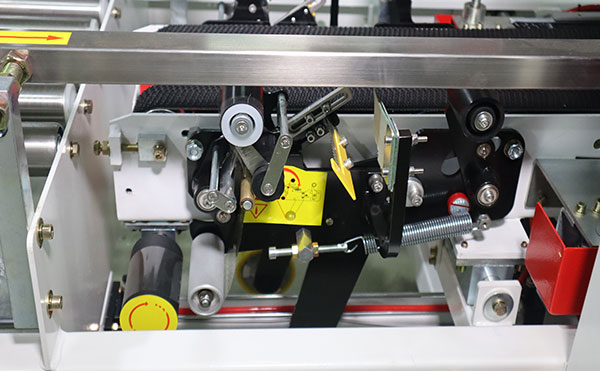 膠帶紙箱封箱機(jī),封箱機(jī),封箱包裝機(jī)生產(chǎn)廠家