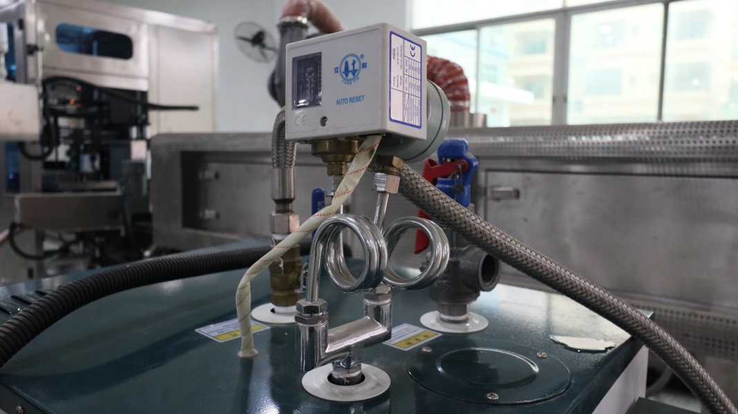 電熱收縮套標(biāo)機(jī),套標(biāo)機(jī),套標(biāo)機(jī)廠家,佼佼者自動化