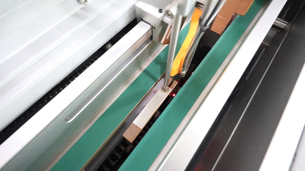 電線(xiàn)對(duì)折貼標(biāo)機(jī),貼標(biāo)機(jī)設(shè)備,貼標(biāo)機(jī)廠家,佼佼者自動(dòng)化