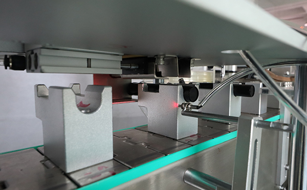 全自動套標(biāo)機(jī),套標(biāo)機(jī),飲料套標(biāo)機(jī)